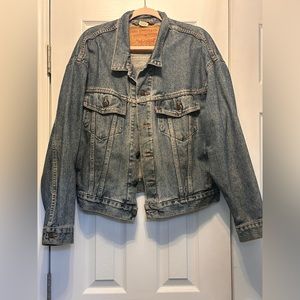 VINTAGE/MINT CONDITION - Looks new. 90’s Vintage women’s M Levi’s denim jacket